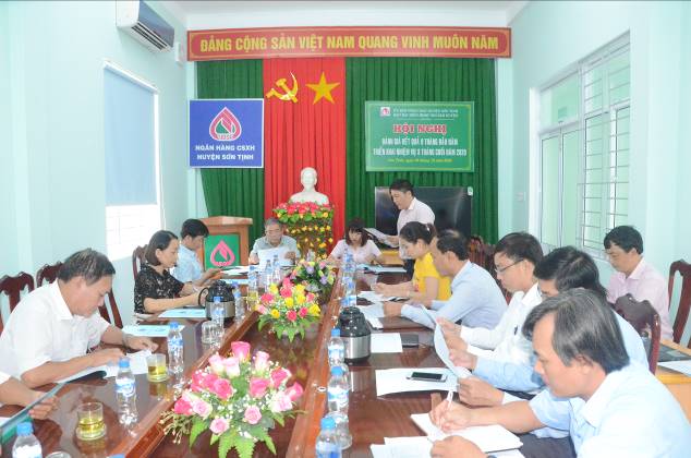 Ban đại diện Ngân hàng CSXH huyện Sơn Tịnh trực báo quý III/2020