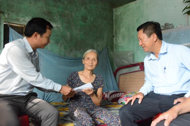 Sơn Tịnh: Trích 25 triệu đồng thăm và tặng quà cho người nghèo nhân Tháng cao điểm 