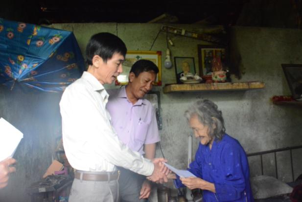 Lãnh đạo huyện Sơn Tịnh thăm, tặng quà hộ nghèo