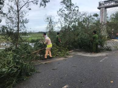 Công an huyện Sơn Tịnh khẩn trương giúp Nhân dân khắc phục hậu quả do bão số 9 gây ra
