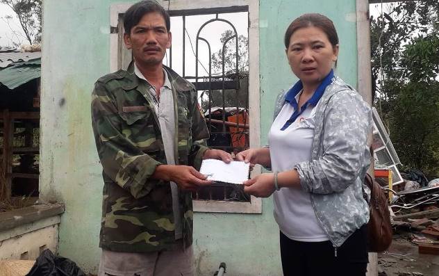 Câu lạc bộ kết nối yêu thương Sơn Tịnh trao quà cho hộ dân bị sập nhà tại huyện Sơn Tịnh