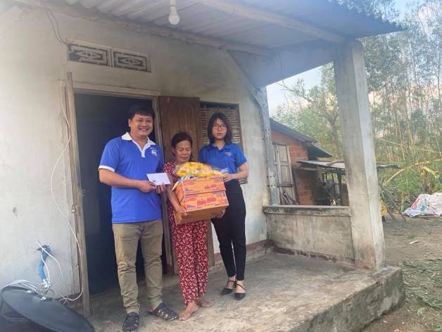 Doanh nghiệp hỗ trợ cho người dân xã Tịnh Hiệp bị thiệt hại do bão số 9