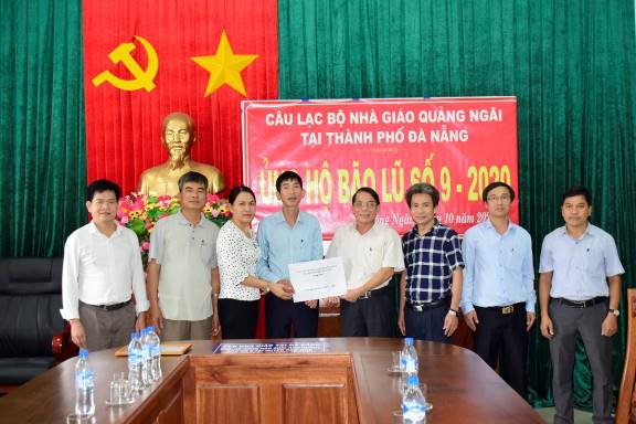 Câu Lạc bộ Nhà giáo Quảng Ngãi tại Đà Nẵng: Hỗ trợ huyện Sơn Tịnh 10 triệu đồng khắc phục bão số 9