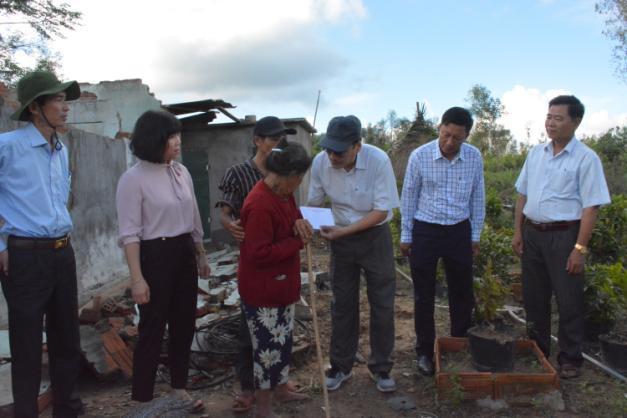 Đồng chí Võ Văn Quỳnh - Ủy viên BTV Tỉnh ủy, Chủ nhiệm Ủy ban Kiểm tra Tỉnh ủy thăm, hỗ trợ gia đình có nhà ở bị sập hoàn toàn do cơn bão số 9 gây ra ở huyện Sơn Tịnh