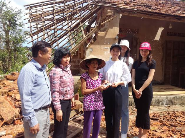 Ban tổ chức cuộc thi hoa hậu Việt Nam năm 2020 trao tiền hỗ trợ cho người dân có nhà bị sập trong cơn bão số 9