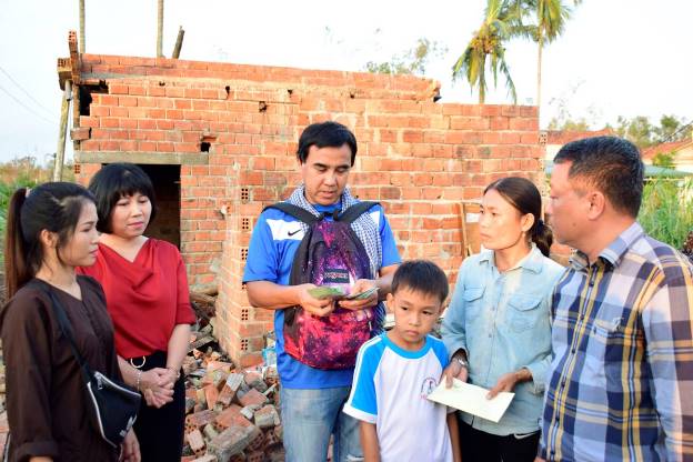 Nghệ sĩ Quyền Linh hỗ trợ người dân Sơn Tịnh xây dựng lại nhà mới