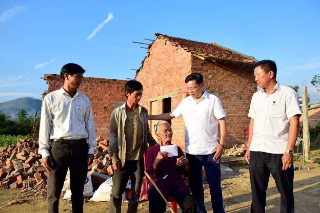 Vợ chồng ca sĩ Lý Hải, Minh Hà hỗ trợ người dân Sơn Tịnh khắc phục nhà bị sập do bão số 9