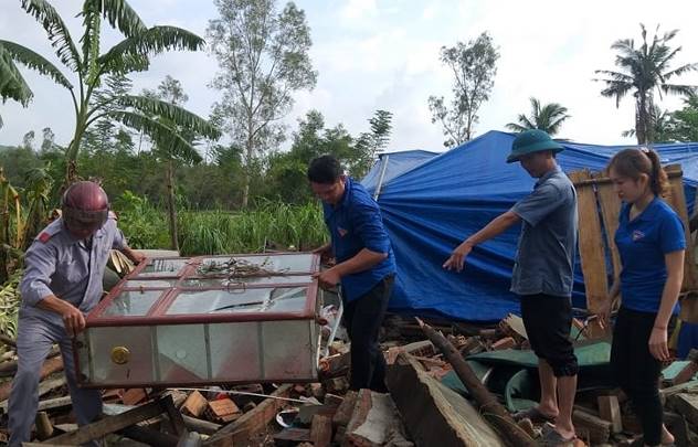 Các hội đoàn thể ở huyện Sơn Tịnh chung tay giúp dân sau bão