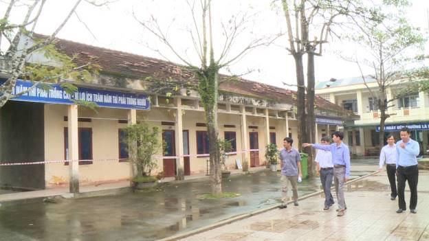 Lãnh đạo huyện Sơn Tịnh kiểm tra hệ thống trường, lớp học bị thiệt hại do bão số 9 gây ra