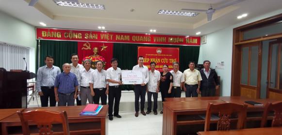 Công ty Cổ phần Đất xanh Miền Trung ủng hộ nhân dân huyện Sơn Tịnh khắc phục hậu quả cơn bão số 9