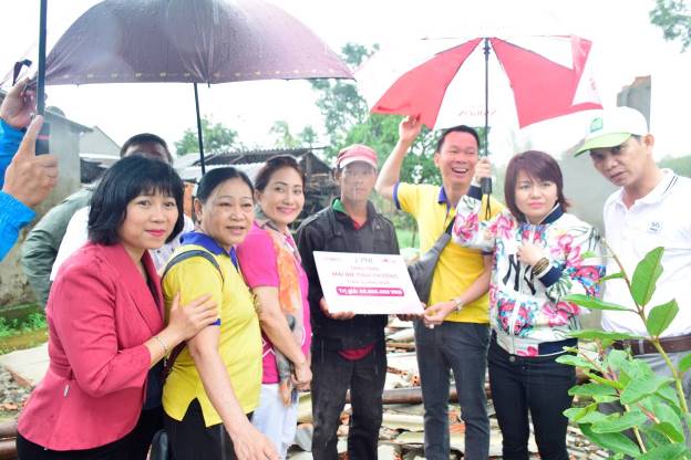 Công ty Cổ phần Vàng bạc Đá quý PNJ Phú Nhuận, TP Hồ Chí Minh hỗ trợ cho 3 hộ dân huyện Sơn Tịnh 150 triệu đồng