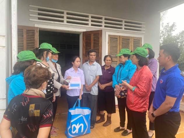 Hội Bảo trợ bệnh nhân nghèo Thành phố Hồ Chí Minh trao quà cho các hoàn cảnh khó khăn tại huyện Sơn Tịnh