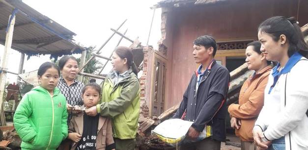 Câu lạc bộ kết nối yêu thương huyện Sơn Tịnh chia sẻ yêu thương với người dân bị thiệt hại do bão số 9 gây ra