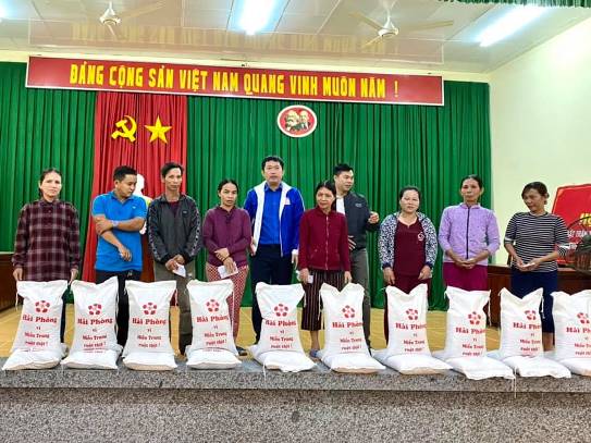 Chương trình “Hải Phòng vì miền Trung ruột thịt” đã trao tặng 6 tấn gạo cho 300 hộ dân ở 2 xã Tịnh Hà và Tịnh Đông