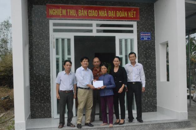 UBMTTQ Việt Nam huyện Sơn Tịnh bàn giao nhà Đại đoàn kết cho hộ nghèo