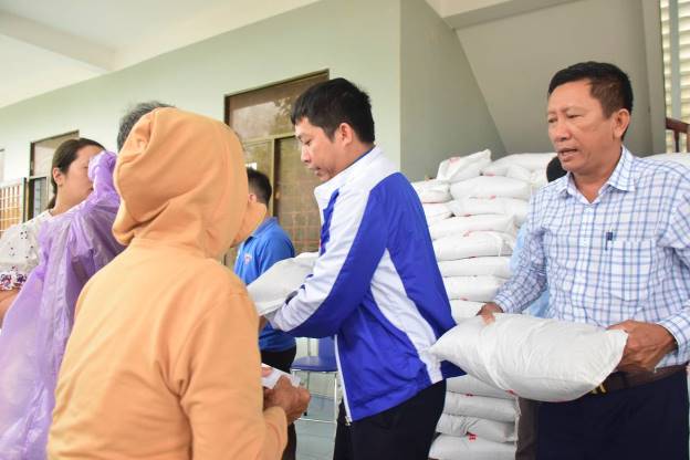Tỉnh đoàn phối hợp với các doanh nghiệp tặng 600 suất quà cho bà con Nhân dân xã Tịnh Đông và Tịnh Hà, huyện Sơn Tịnh