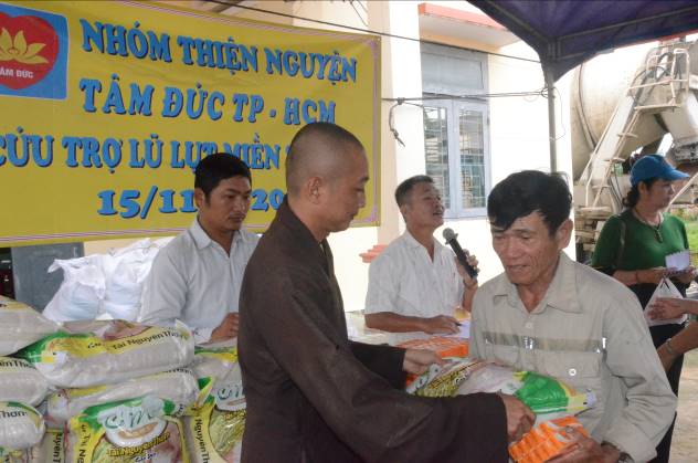Các đoàn thiện nguyện trao quà cho người dân tại xã Tịnh Thọ và xã Tịnh Minh