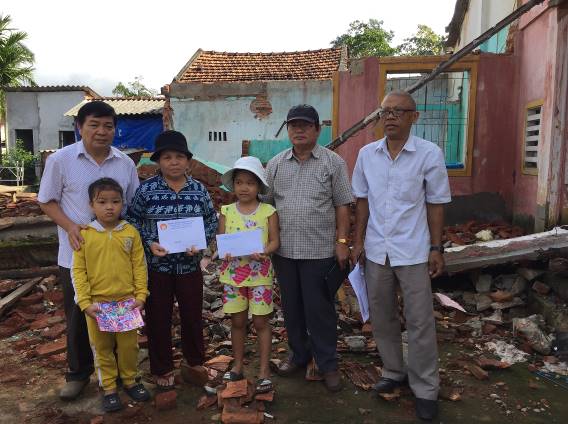 Hội Khuyến học tỉnh Quảng Ngãi trao tặng quà cho học sinh, sinh viên nghèo có nhà bị sập hoàn toàn