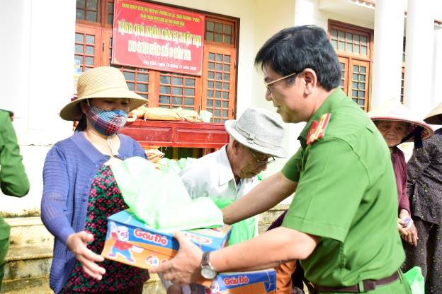 Đoàn Thanh niên Công an tỉnh cùng Doanh nghiệp tại Thành phố Hồ Chí Minh tặng 100 suất quà cho Nhân dân xã Tịnh Minh