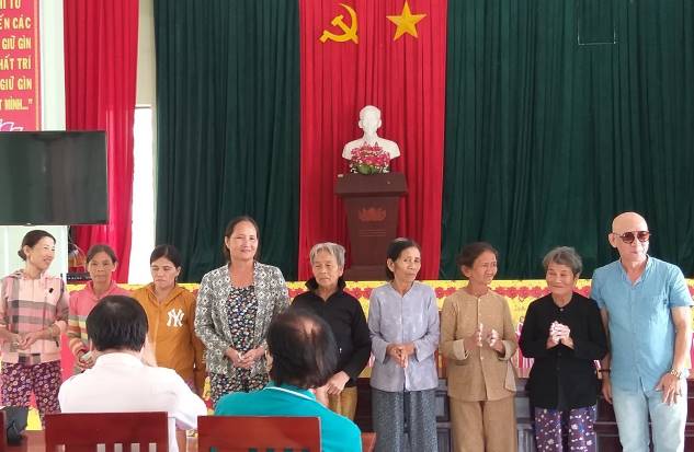 Đoàn thiện nguyện nghệ sĩ Nhất Sinh trao quà hỗ trợ tại xã Tịnh Giang