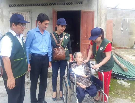 Đoàn từ thiện ở Khánh Hòa trao quà cho người dân có nhà bị thiệt hại do bão số 9 gây ra tại huyện Sơn Tịnh