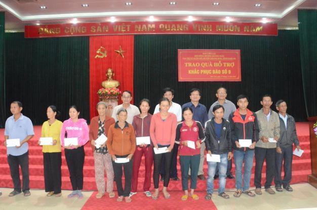 Ban Liên lạc Hội đồng hương Quảng Ngãi tại tỉnh Đắk Lắk hỗ trợ huyện Sơn Tịnh khắc phục bão số 9
