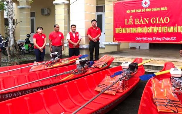 Hội Chữ thập đỏ tỉnh trao tặng thuyền máy cho xã Tịnh Sơn