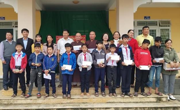 Các tổ chức phật giáo trao quà tại trường THCS Nguyễn Chánh