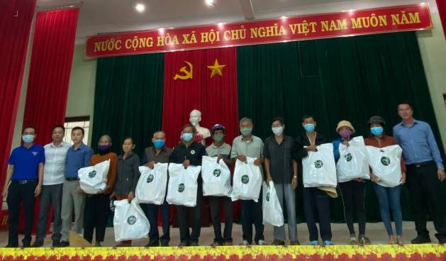 Công ty GreenFeed trao quà tại xã Tịnh Giang