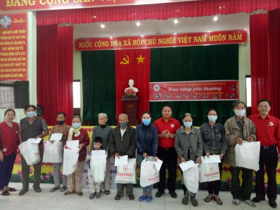 Hội Chữ thập đỏ và các nhà hảo tâm tỉnh Ninh Bình trao tặng 100 suất quà cho 100 hộ dân ở xã Tịnh Giang