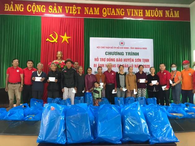 Hội Chữ thập đỏ tỉnh Quảng Ngãi trao quà tại 2 xã Tịnh Sơn và Tịnh Hiệp