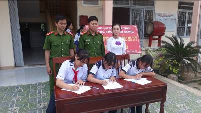 Công an huyện Sơn Tịnh: Tuyên truyền pháp luật về phòng, chống Ma tuý và cho học sinh ký cam kết không sử dụng ma túy