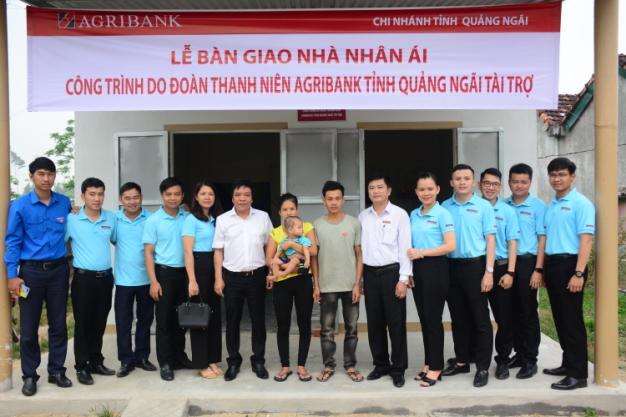 Đoàn thanh niên Agribank Quảng Ngãi trao tặng nhà nhân ái cho hộ nghèo