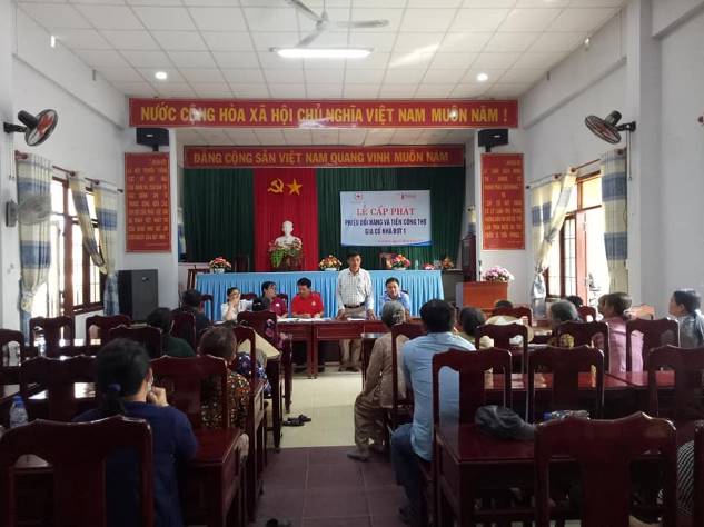 Hội Chữ thập đỏ tỉnh Quảng Ngãi trao tiền hỗ trợ sửa chữa nhà ở bị thiệt hại do bão ở huyện Sơn Tịnh