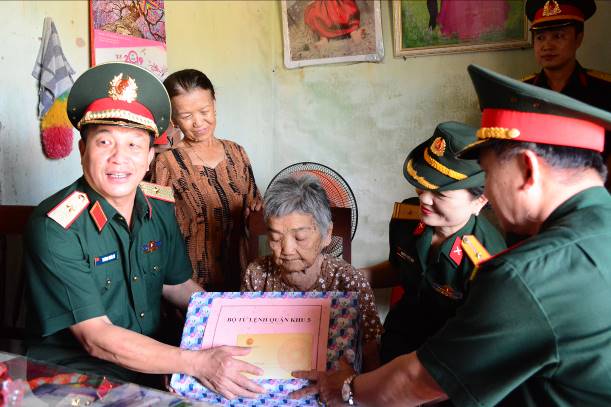 Thiếu tướng Trương Thiên Tô - Phó Chính ủy Quân khu 5 thăm, tặng quà gia đình chính sách ở huyện Sơn Tịnh