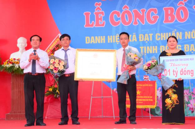Sơn Tịnh: Xã Tịnh Đông đón nhận danh hiệu xã đạt chuẩn nông thôn mới