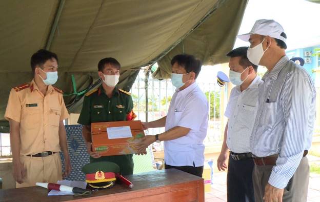 Sơn Tịnh: Thăm tặng quà, động viên đội ngũ trực chốt kiểm tra y tế tại điểm ra vào cao tốc Đà Nẵng – Quảng Ngãi