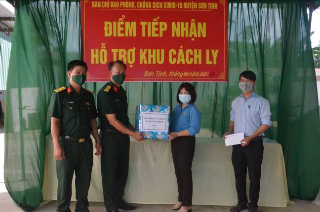 LĐLĐ huyện Sơn Tịnh thăm, tặng quà khu cách ly y tế tập trung của huyện tại Trường Tiểu học Tịnh Hà