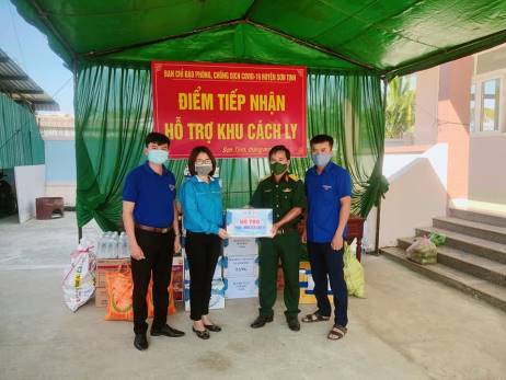 Huyện đoàn Sơn Tịnh tặng quà cho khu cách ly y tế tập trung tại xã Tịnh Hà