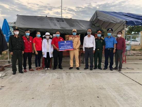 Hội Chữ thập đỏ tỉnh Quảng Ngãi thăm, tặng quà tại chốt kiểm soát dịch Covid-19 và khu cách ly y tế tập trung huyện Sơn Tịnh