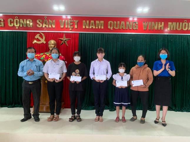 Huyện đoàn Sơn Tịnh trao học bổng Quỹ thiện tâm Vingroup