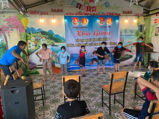 Huyện đoàn Sơn Tịnh mở lớp dạy bơi miễn phí tại xã Tịnh Bình