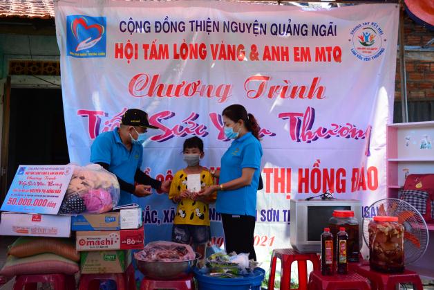 Cộng đồng thiện nguyện Quảng Ngãi trao tặng 55 triệu đồng cho trẻ mồ côi ở xã Tịnh Bình