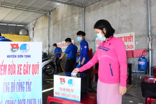 Tuổi trẻ Sơn Tịnh rửa xe gây quỹ ủng hộ phòng chống dịch COVID-19