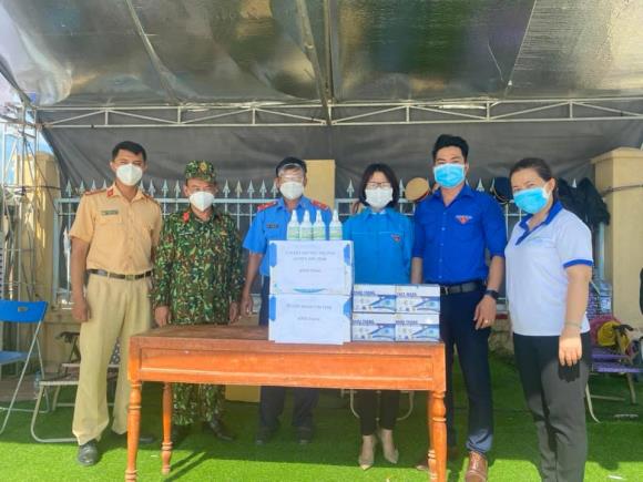 Huyện đoàn Sơn Tịnh, Câu lạc bộ Kết nối yêu thương huyện trao quà góp phần chung tay phòng chống dịch Covid-19