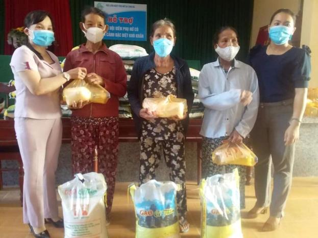 Hội LHPN xã Tịnh Hà trao tặng 33 suất quà cho hội viên, phụ nữ có hoàn cảnh khó khăn do ảnh hưởng của dịch Covid-19