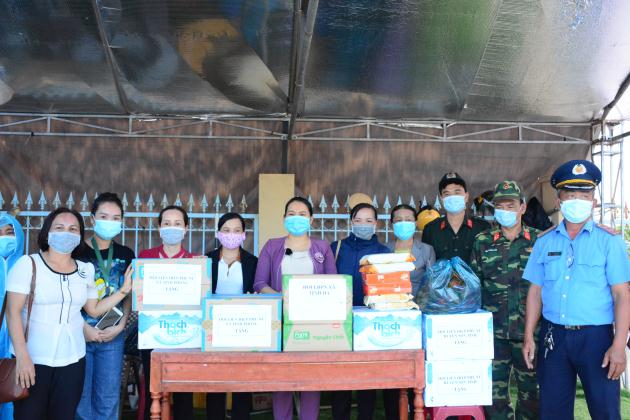 Hội LHPN huyện Sơn Tịnh tặng quà chốt kiểm tra y tế tại cao tốc Đà Nẵng - Quảng Ngãi, xã Tịnh Hà, huyện Sơn Tịnh