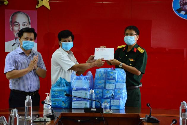 Ủy ban MTTQ Việt Nam Huyện Sơn Tịnh trao 30 triệu đồng hỗ trợ công tác phòng chống dịch COVID-19