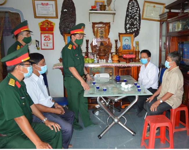 Lực lượng vũ trang tỉnh Quảng Ngãi thăm tặng quà tại huyện Sơn Tịnh nhân dịp 27/7