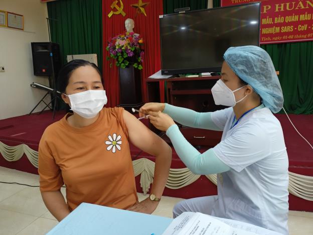 Sơn Tịnh tiêm vắc xin mũi 2 phòng dịch bệnh Covid-19 cho 440 người